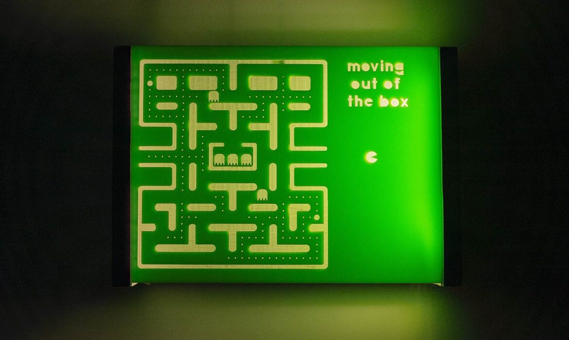 move-out-of-the-box-roumelight-3