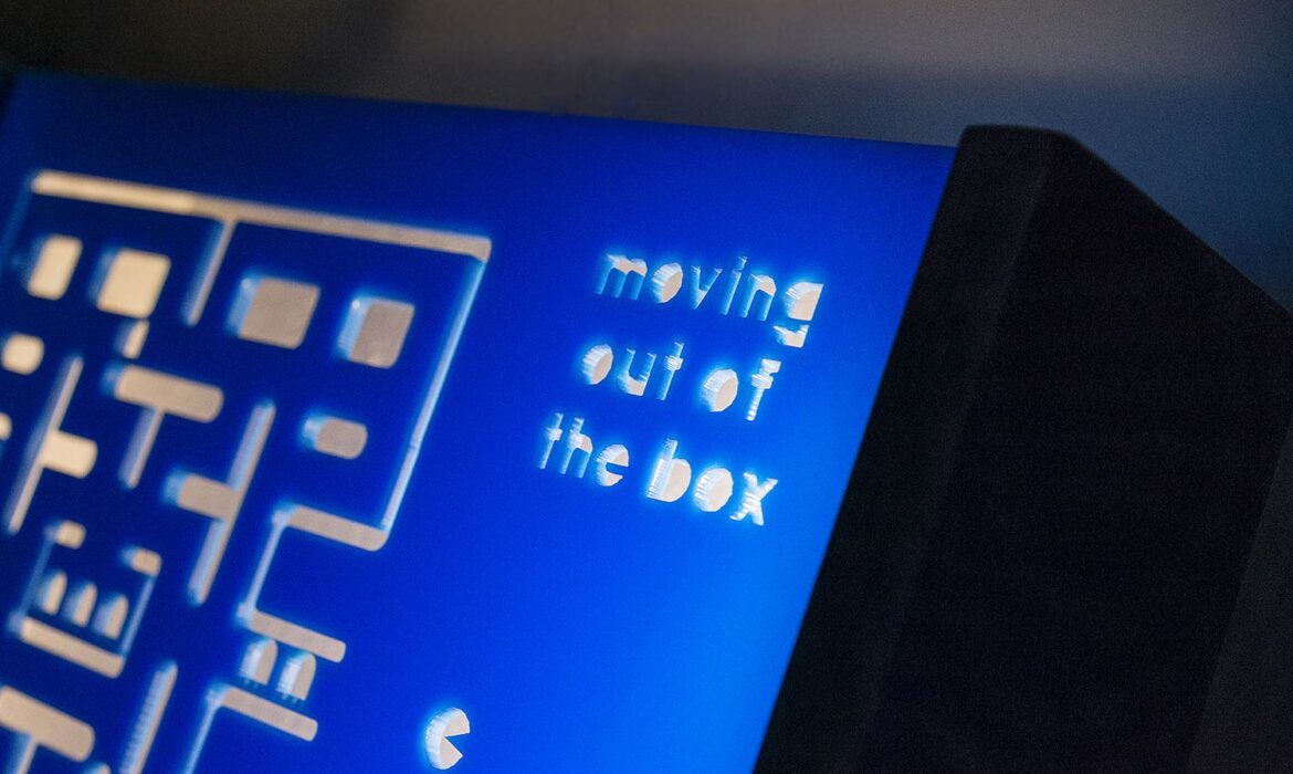 move-out-of-the-box-roumelight-5
